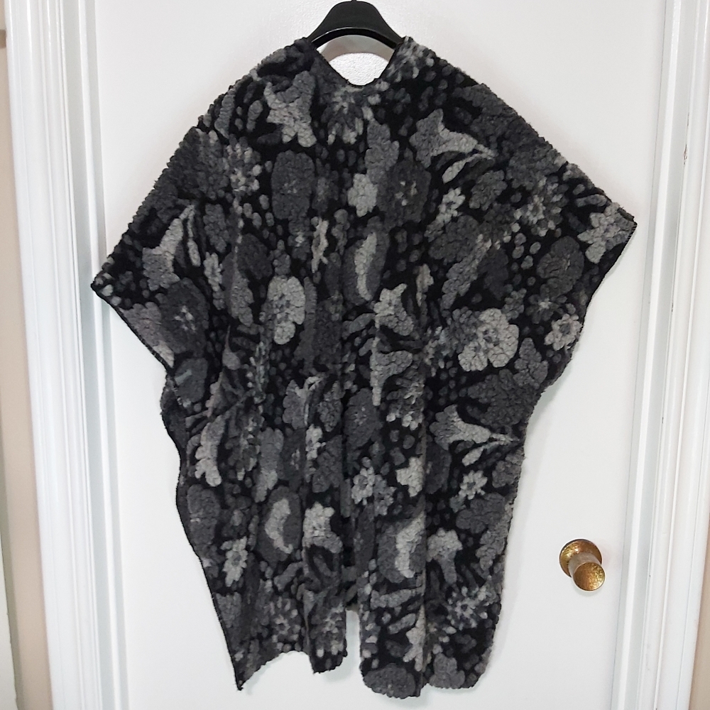 Iperico grey floral shawl